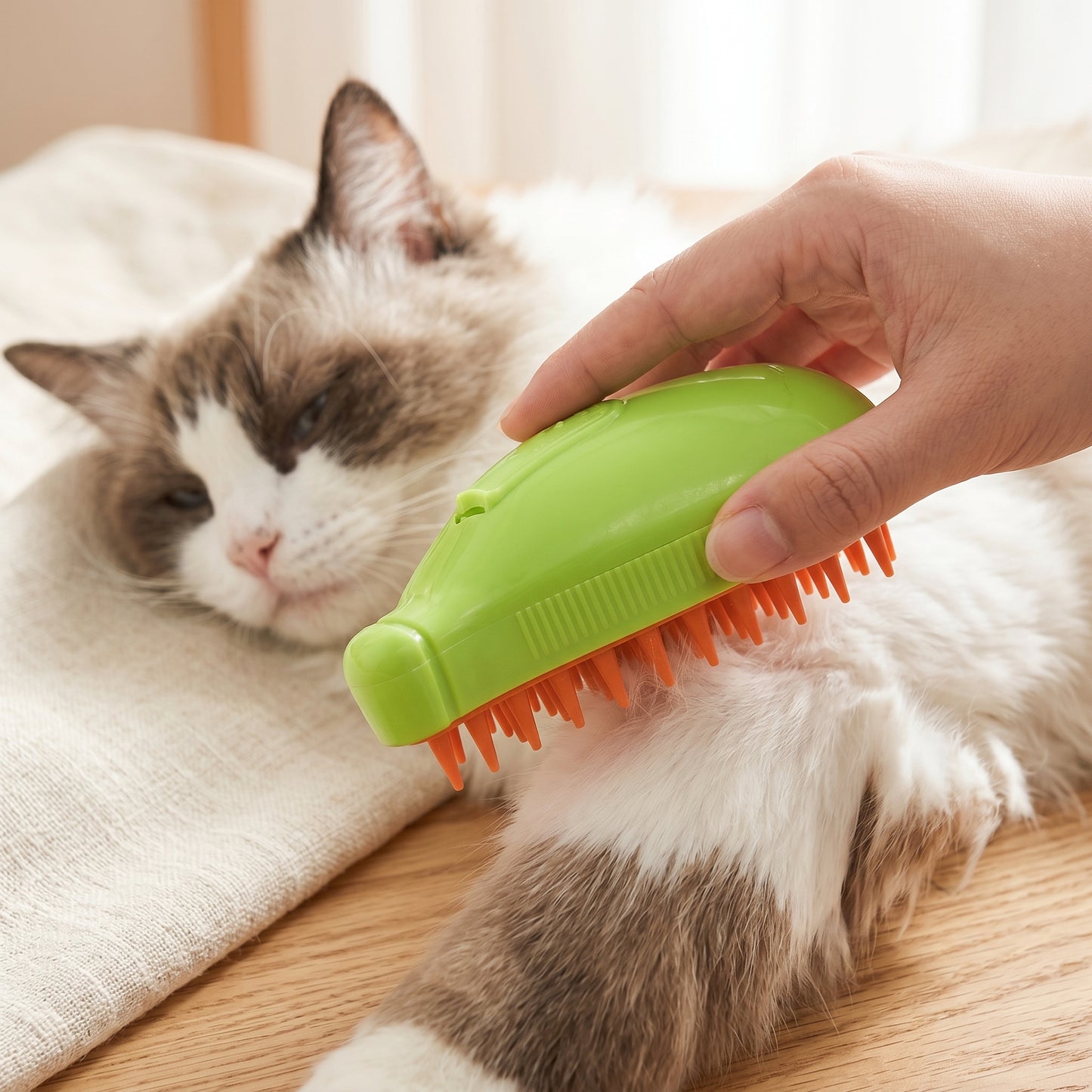 Refreshing Mist Pet Grooming Comb